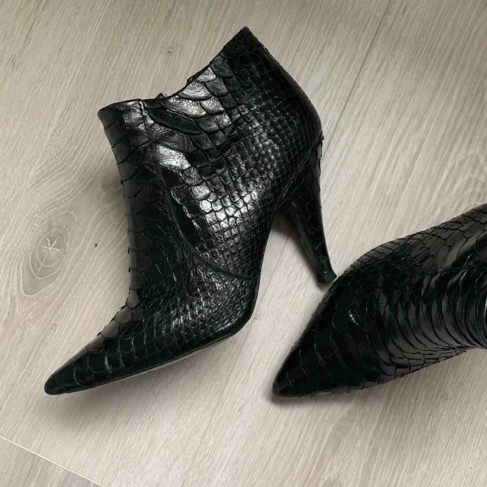 Python äkta boots från designer Pedro Garcia. St 36. Kommer behöva sulas. Dyra i inköp. Ny pris ca 7000 SEK   Märke kan du hitta på Net-a-Porter och Farfetch eller deras egna webb https://www.pedrogarcia.com/eu_en/shop/view-all. Skor.