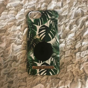  - iPhone 7/8 skal från ideal of Sweden med en popsocket! Skalet är i nyskick
