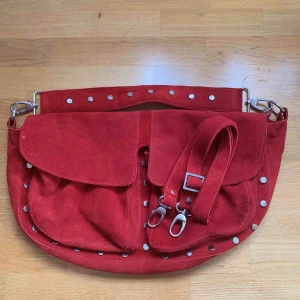  - Snygg väska från märket Unlimit bags!  Använd ett fåtal gånger så är nästan i nyskick.  Köptes för 2000kr, säljer för 800kr🌈💕 Mått: 42 x 21 x 10cm(största modellen) 