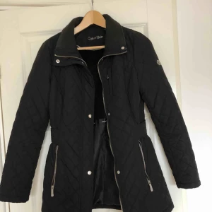  - Säljer min ck jacka i storlek XS som köptes i Florida för ca 2 år sedan! Har använt den ca två höstar och vill nu sälja vidare den😊 Den är i fint skick, hör bara av er om ni vill har frågor eller önskar fler bilder! 