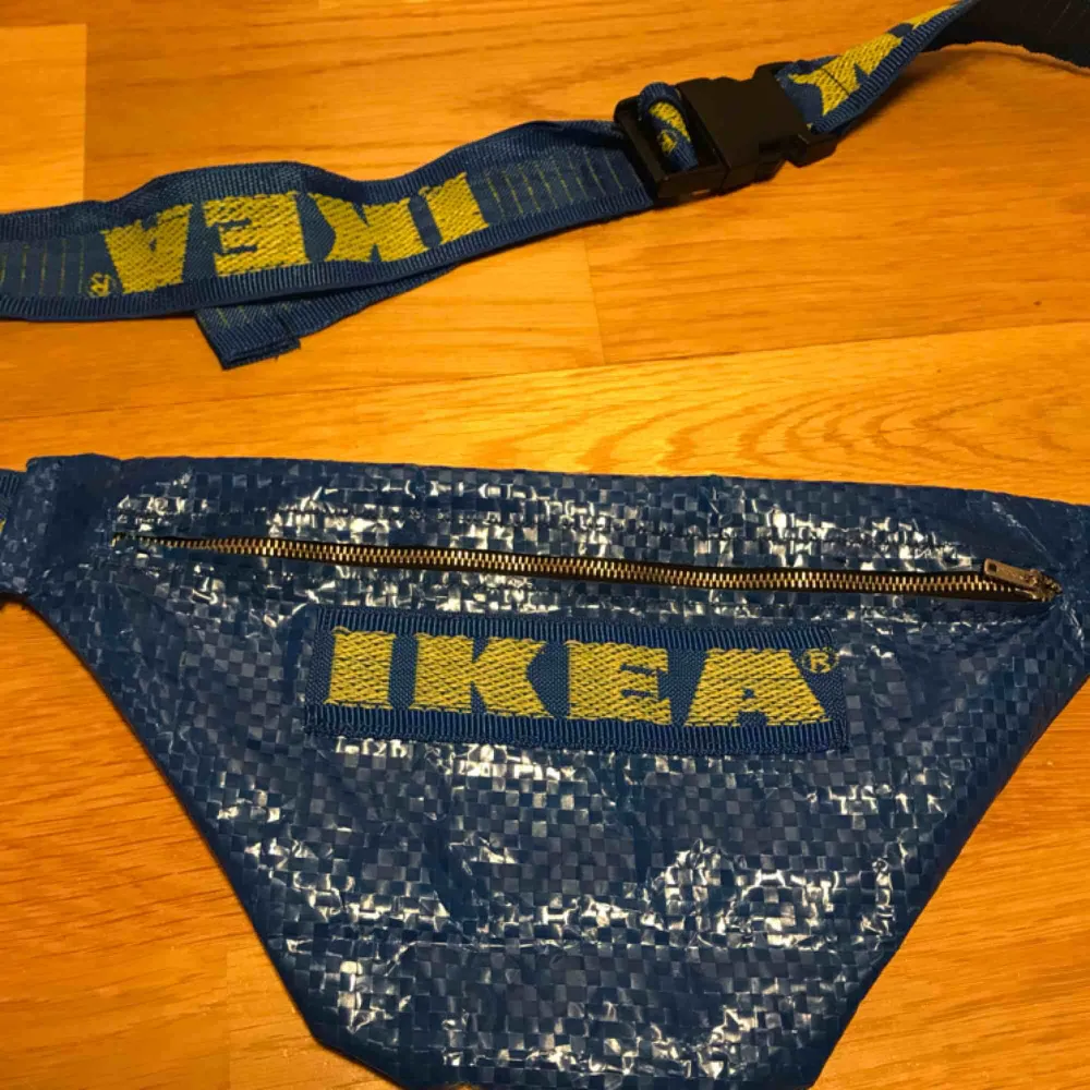 Är någon intresserad av att köpa en IKEA magväska som jag har sytt, buda💛💙möts upp i Uppsala . Accessoarer.
