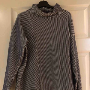  - Blå vit randig tröja , passar bra till alla klädstilar ,  Köpt på cos i Stockholm 