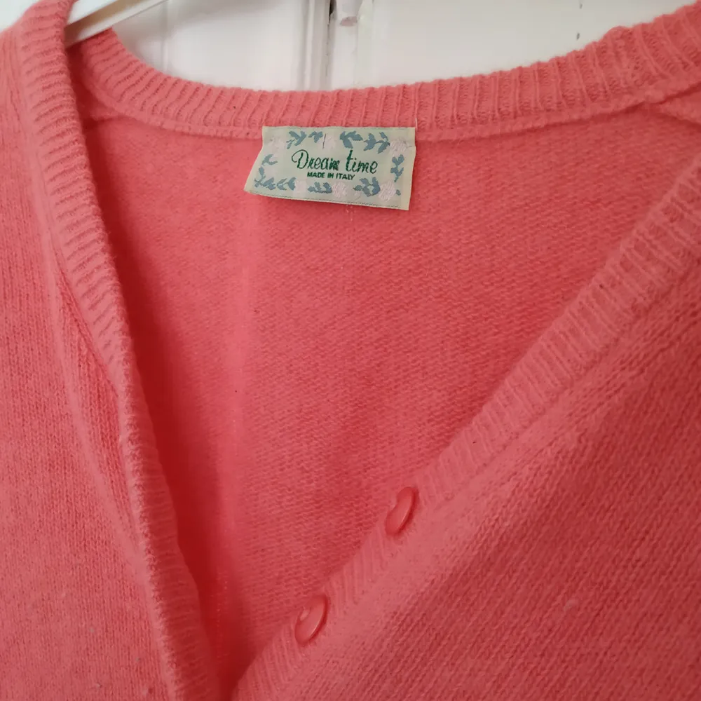 En jääävligt snygg rosa tröja av märket dream time! Den är köpt i Italien för väldigt länge sen och är inte direkt i toppskick, därav priset😅 (den är väldigt noppig (syns i bilderna) och har ett mindre hål på ärmen). Jag älskar den mysiga modellen och den moderna passformen! Frakt: 62. Tröjor & Koftor.