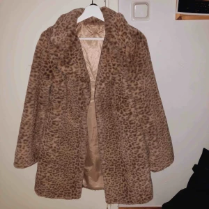  - Världens skönaste jacka, har dock flera stycken liknande så har ingen användning av den här :( Aldrig använd, fick i present Osäker på vart den är köpt, men liknande har ett nypris på 700-800kr