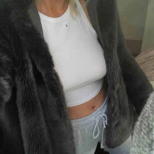  - En pälskappa ifrån zara, köpt av en annan på Plick men säljer då jag inte är ett fan av luvor på jackor. Väldigt skön och fin!! Perfekt vinterjacka. Fraktar😊