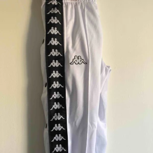  - Unisex byxa storlek XS, nypris 699kr. På gränsen till för korta för mig på 173cm, har knappar längs hela benet som man kan knäppa upp vid behov. Pris går att diskutera om man även köper tillhörande zip crew tröjan!