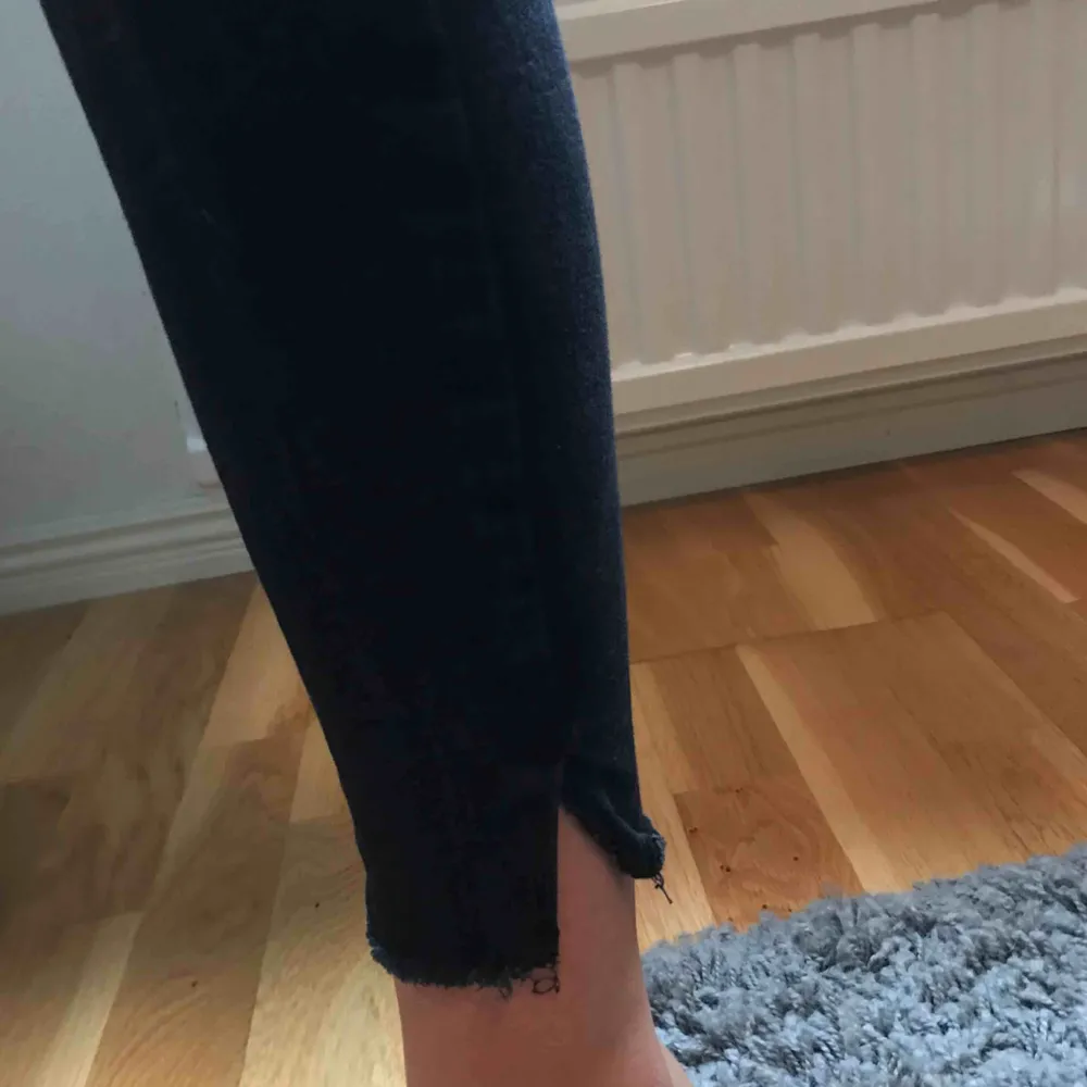Supersnygga svarta jeans från Gina, knappt använda🌷🌷. Jeans & Byxor.