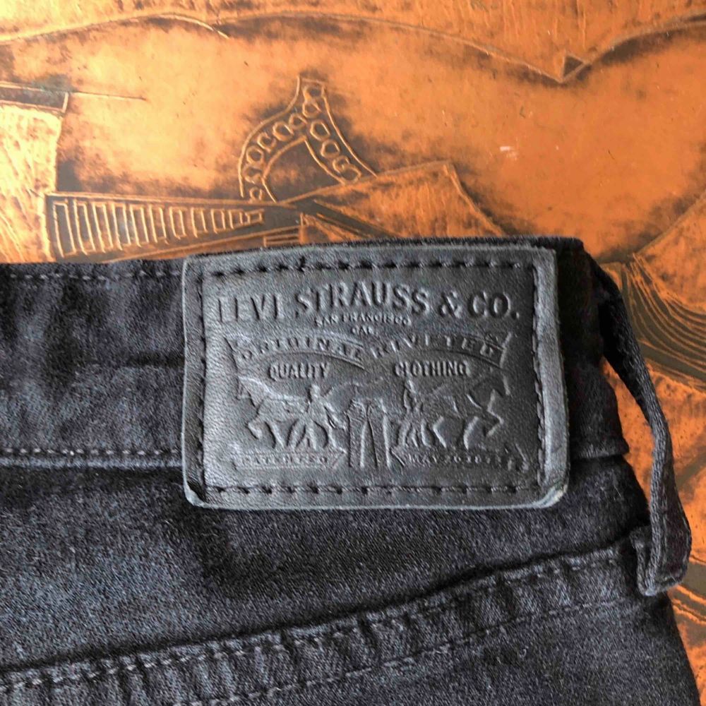 Levis bootcut jeans. Säljer pga för små. Storlek: W-27. Pris: 400kr inklusive frakt!! (Orginalpris 999kr) . Jeans & Byxor.