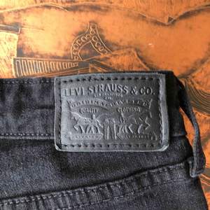 Levis bootcut jeans. Säljer pga för små. Storlek: W-27. Pris: 400kr inklusive frakt!! (Orginalpris 999kr) 