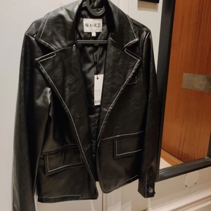  - Oanvänd skinnkavaj från NAKD, oversize i storleken mer som en S