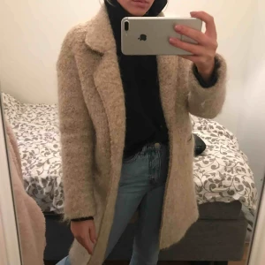  - Jacka ifrån Mango, köpt på arkivet i Stockholm. Perfekt vinterjacka. Köpare står för frakt 105kr😊