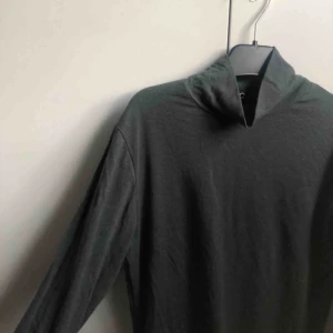  - En tröja med något högre krage, kortare polokrage. Färgen är en jättefin militärgrön-ish färg. Pris: 50kr, frakt tillkommer💕
