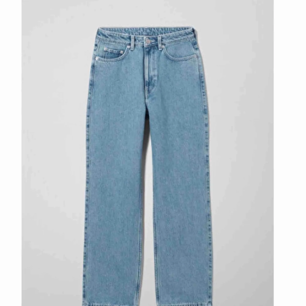 Weekday Row jeans! Storlek 26/Längd 30. Världens snyggaste jeans som tyvärr är fel storlek för mig. Hög midja med lösa raka ben. Bara använda några gånger  Nyskick!! 🌟 Säljer även ett par svarta!!!. Jeans & Byxor.