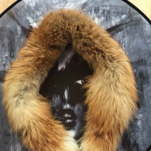  - Pälskrage , i äkta päls .