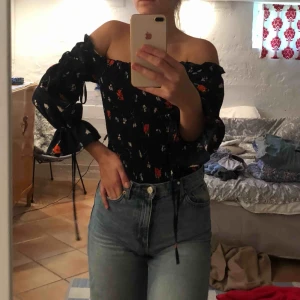  - en klänning men använder som tröja (för kort för mig jag är 175-180cm), off shoulder med fina knyten i ärmarna