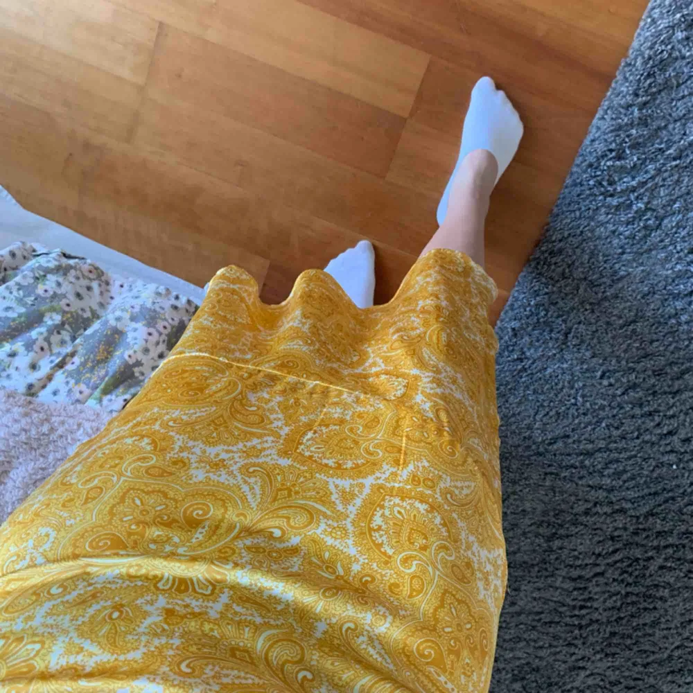 Säljer denna underbara gula kjol med vita detaljer. Endast använd vid ett tillfälle och säljer nu för att den inte kommer till användning igen. Kan mötas upp i Helsingborg men annars står köparen för frakten. Kjolar.