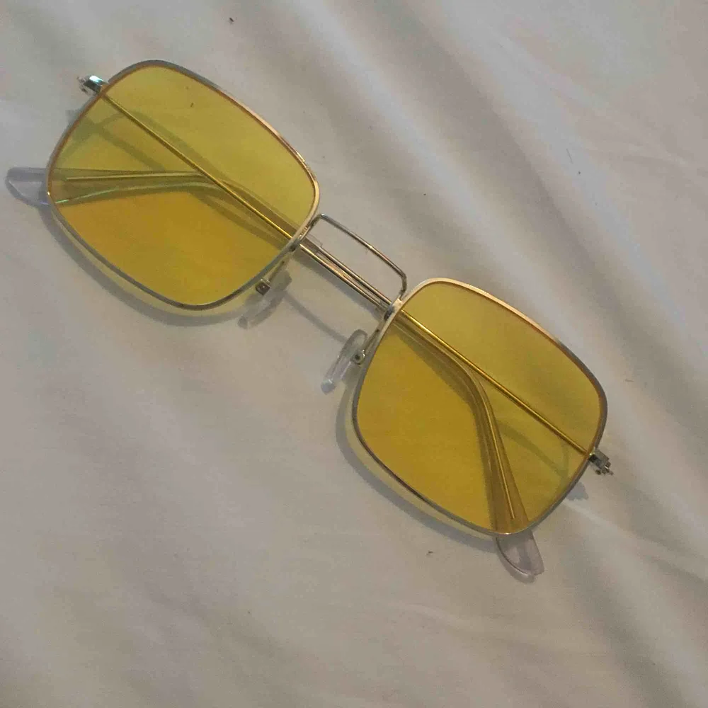 Häftiga helt nya solglasögon som tyvärr inte såg bra ut på mig helt enkelt ✨✨. Accessoarer.