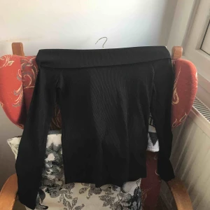  - Superfin off-shoulder tröja. Köpt för 199. Helt nytt skick. Använt 1 gång. Frakt ingår i priset💘 Storleken är L men passar mig som är M och sitter tajt på mig! 150 är minsta pris!! 
