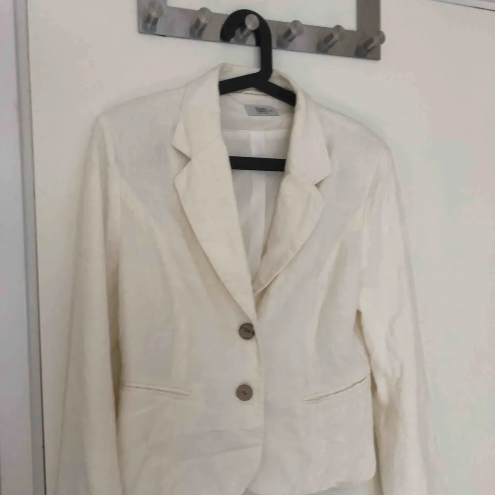 Fin vit kavaj, inte så använd hänger mest i garderoben därför den säljs annars jätte fin🥰. Kostymer.