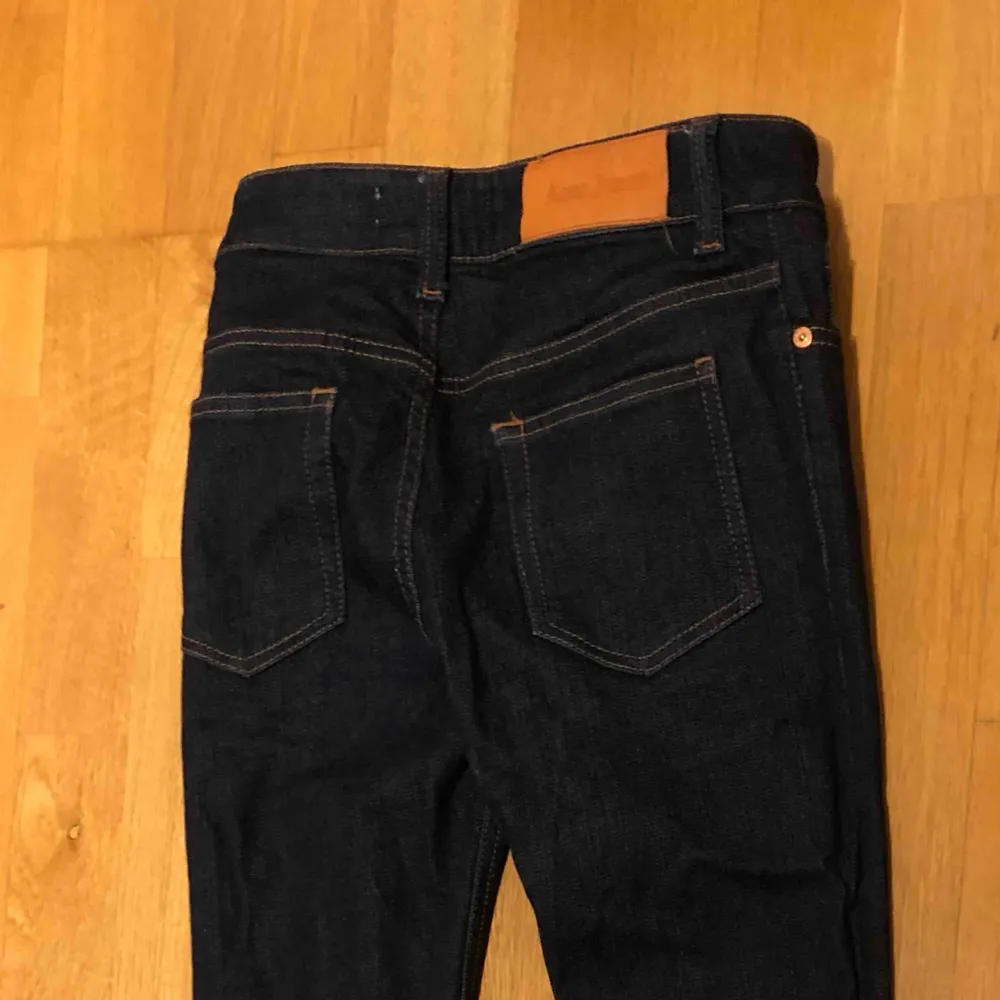 Acne jeans strl: 24/32 i gott skick. . Jeans & Byxor.