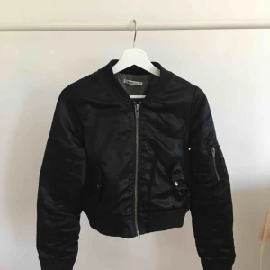  - Svart bomberjacka, med militärgrönt på insidan, tre fickor, en på ärmen, bra kvalitet 