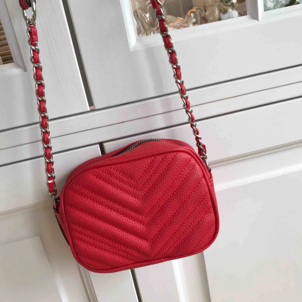 Röd väska som är köpt från Zalando! Märket heter Miss Selfridge! Knappt använd! Köparen står för frakten 🌟. Väskor.