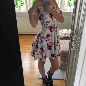  - Skitsnygg figursydd klänning (off shoulder) med rosa och vita rosor på💞💞