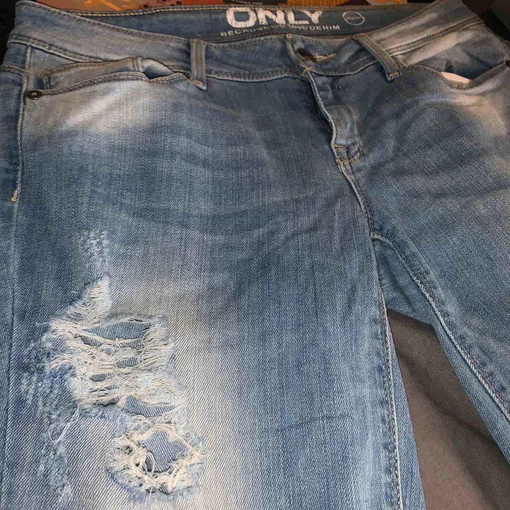 Riktigt coola, slitna jeans från Only i storlek 30/34! Säljes pga de är inte min stil längre. Kan mötas upp i Stockholm annars står köpare för frakt. . Jeans & Byxor.