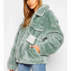  - HELT OANVÄND! Otroligt mjuk och fin pälsjacka🧡 är inte riktigt min stil så den har tyvärr aldrig kommit till användning:// är strl 36 men väldigt oversized så passar absolut större också!🥰 nypris 649kr