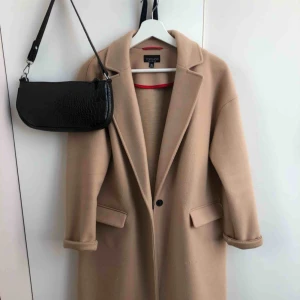  - Beige/brun kappa från topshop i storlek 34. Två fickor och knäppning fram. Priset kan diskuteras.