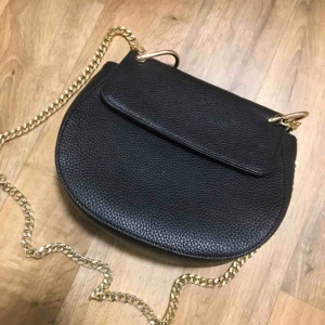  - Säljer min oanvända svarta väska med guldkedja. Kan mötas upp i Karlstad annars står köparen för frakten 