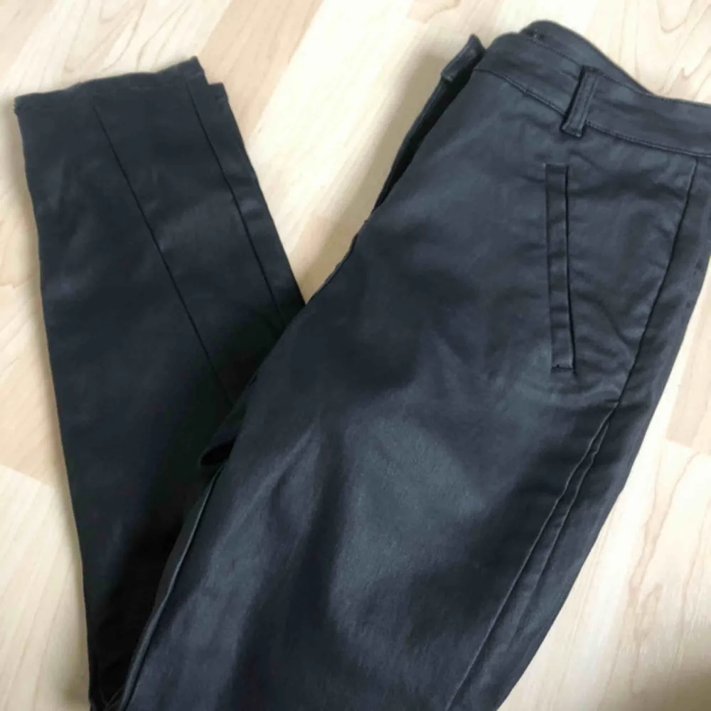Super snygga svarta byxor i läderimitation. Använda 1 gång så dom är fortfarande i nyskick.. Jeans & Byxor.