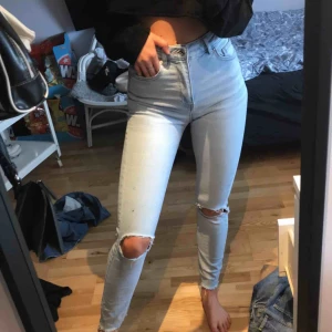  - Ljusa jeans sitter så snyggt tre fläckar som inte går bort (bild 3) därför säljs byxorna så billigt