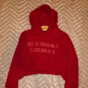  - Croppad luvtröja. Storlek XS men passar mig som har S. 