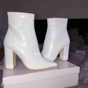  - Säljer dessa svinballa skor (ankel boots) då jag beställde dem i en för liten storlek, ALDRIG ANVÄNDA! Endast testade på inomhus, sprillans nya! •Spetsig i tån •Dragkedja på sidan  •klackhöjd 10 cm •skafthöjd 13 cm •vit ormskinns imitation  