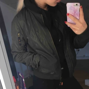  - Bomberjacka från Tuxer. Nypris 900kr. Strl 34 men passar även 36. 
