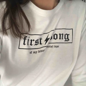  - Vit sweatshirt från Lefties! Nästan aldrig använd! Dm vid intresse 🥰