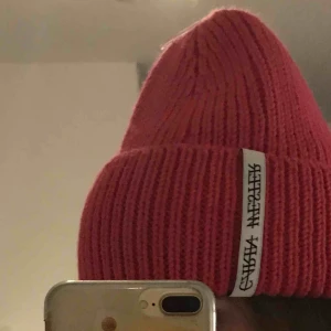 - Rosa mössa från Carin Wester, prislapp kvar! Finns att hämta i Lund, annars tillkommer frakt på 18 kr 💞