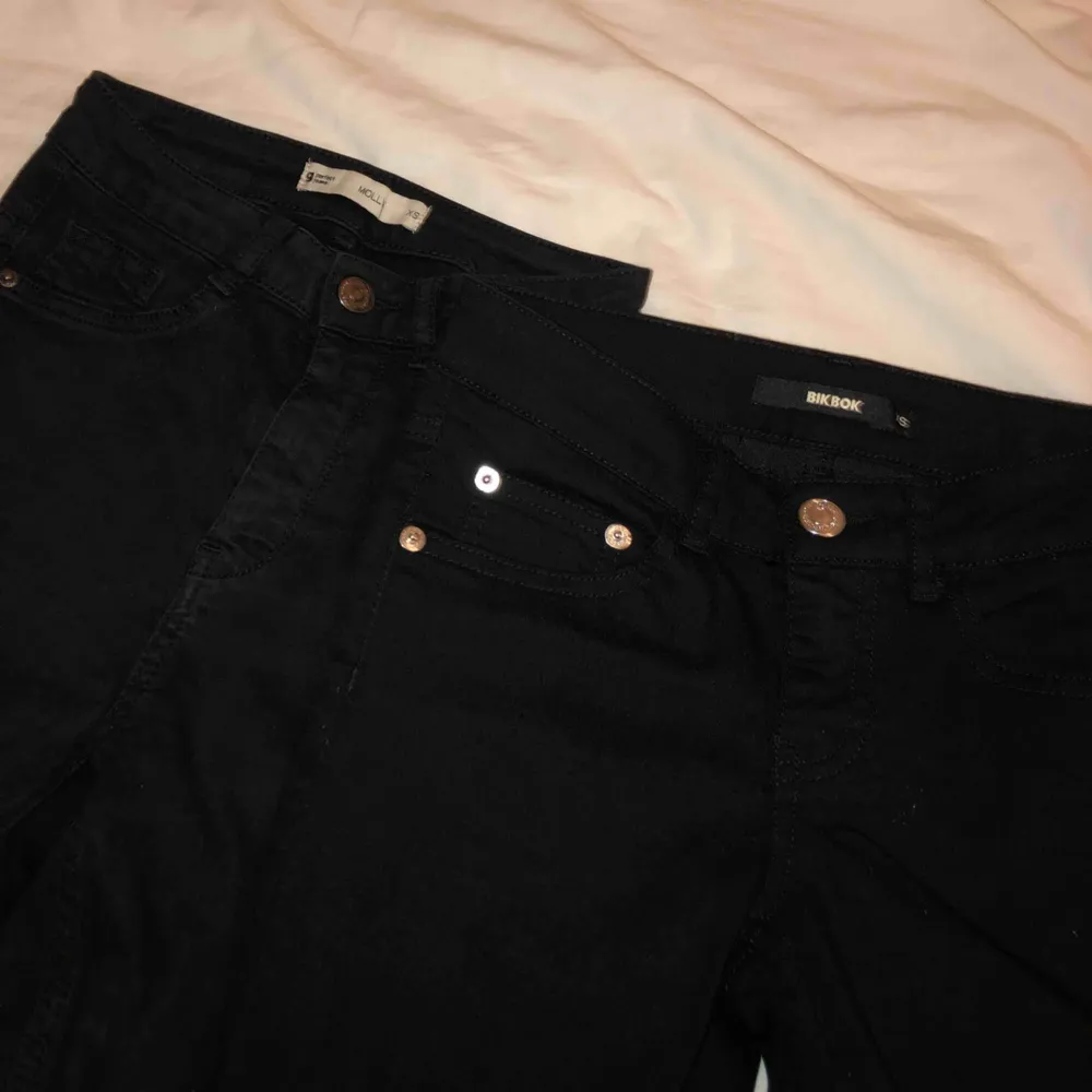 Ett par svarta highways jeans från GinaTricot  Ett par svarta lowways jeans från Bikbok Kan mötas i Sthlm City eller Liljeholmen  Båda byxorna i fint skick! . Jeans & Byxor.