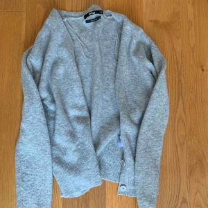  - En stickat kofta från bikbok köpt förra året💗 kan mötas upp i Stockholm eller frakta 