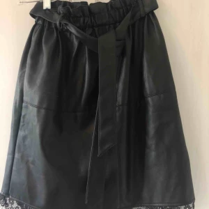  - Skinnkjol från Zara i storlek XS. Använd ca. 1 gång.  Kan mötas upp i centrala Göteborg eller på Hisingen! Köparen står annars för frakten (100kr). 