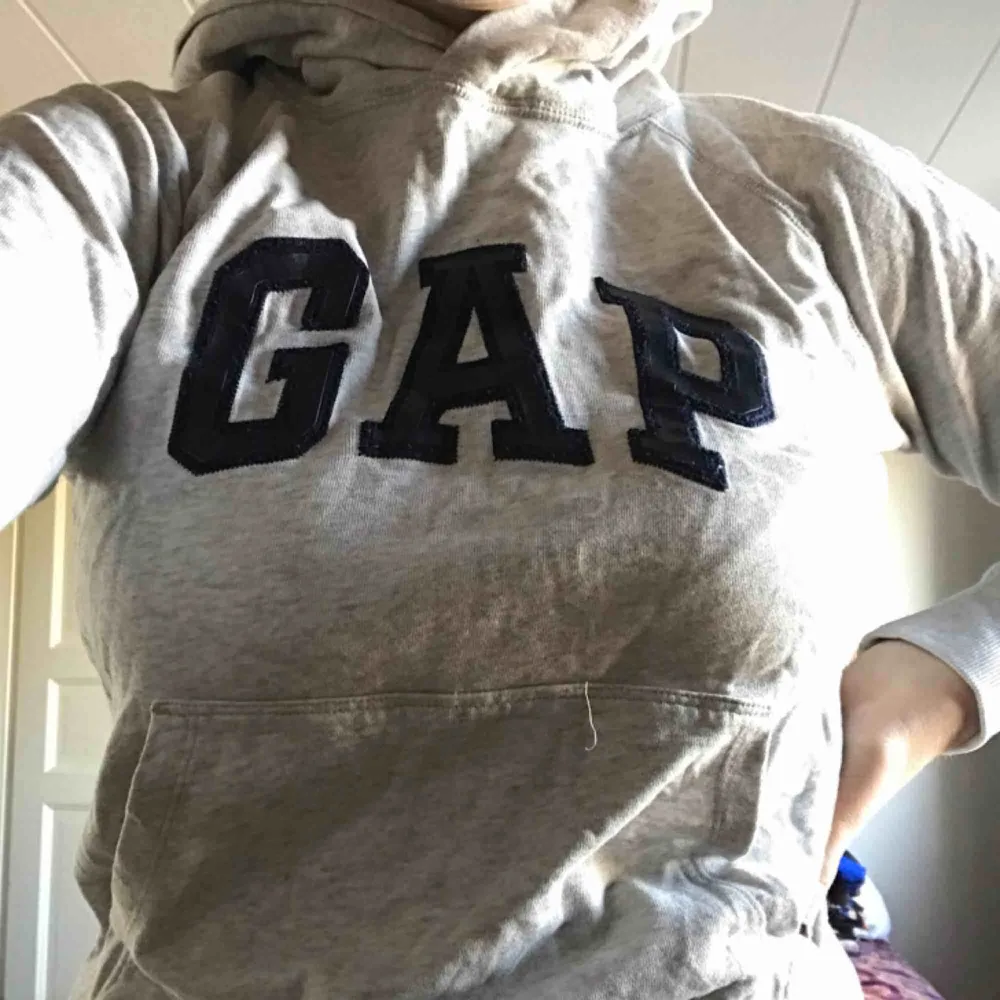GAP-hoodie köpt i USA för några år sen!! bara använd ett fåtal gånger! köpare står för frakt!. Hoodies.