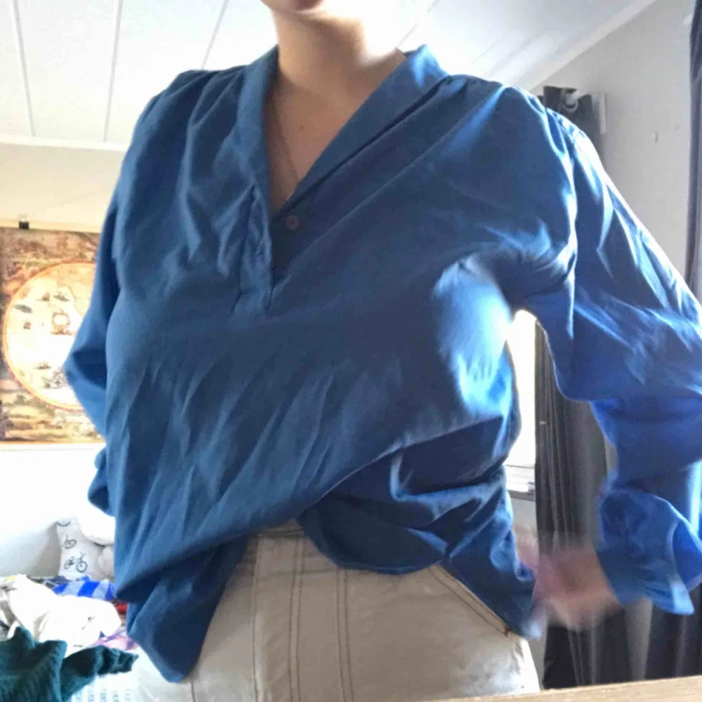 superfin blå skjorta med ljuslila knappar köpt på second hand! jättegullig färg som passar till de flesta byxor & får blåa ögon att verkligen stå ut!! använd kanske en gång :/ köpare står för frakt !. Skjortor.