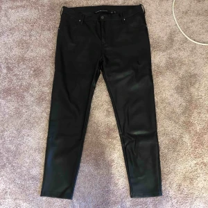  - Ett par skinnbyxor endast använda en gång, så bra skick! Storlek är XL men jag skulle säga att det passar iallafall en L. Köparen står för frakten eller möts upp i Eskilstuna. 