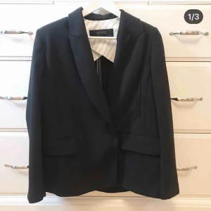  - Oversize blazer/kavaj. Köpt från zara för ca 600kr . Använd 2 gånger. 