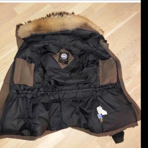  - Använd men bra skick.  Pälsen ser större ut på bild men den är mindre men fyllig och jätte fin!  Lite slitningar (glansig) vid fickorna och ärmarna annars ingenting. Inget kvitto