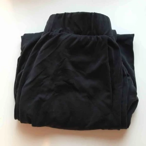  - Gråa lite vidare byxa i mjukt/lent material. Använda men i gott skick. Frakt tillkommer 😊