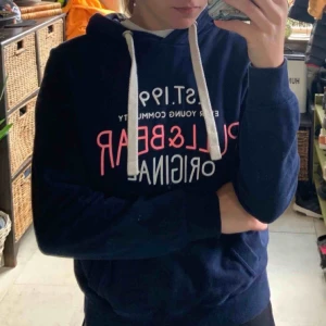  - Storlek M men skulle säga att den är mycket mindre, mer lik en XS. Fin mörkblå tjocktröja med stark rosa och vit text, från Pull&Bear.