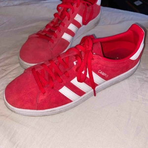  - Ett par röda adidas sneakers i storlek 40. Använda 2-3 gånger.🌼 Frakt tillkommer!