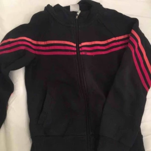  - Säljer denna Adidas koftan, pris kan diskuteras vid snabb affär Nypris: 599kr Mitt pris: 159kr